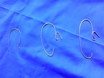 图一 三种类型的钩子:左一:用于挂A4纸二分之一,或四分之一的树挂;左二:用于A4纸大小的树挂;左三:用于挂大条幅