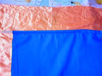 图四:将三、四根竹签放進码好的条幅顶部