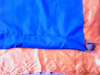 图五:将石头和竹签放入条幅的底部