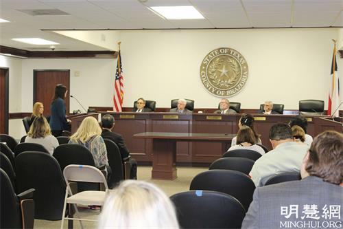 '图2:会议现场法轮功学员郭女士(左一)向委员会政要讲述真相。'