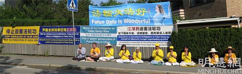 '图1:法轮功学员在中使馆前举办抗议活动'