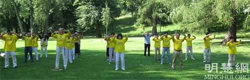 '图2:法轮功学员在王家公园炼功'