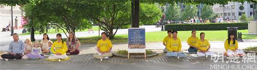 '图3:法轮功学员在挪威国会前悼念被迫害致死的法轮功学员'