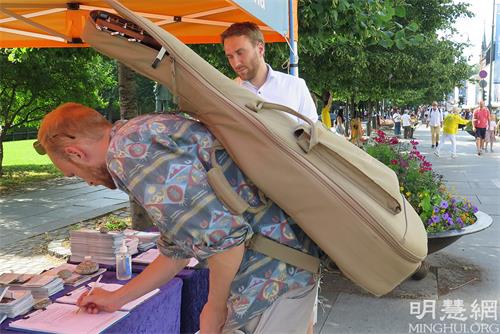 '图4:民众签名反迫害'