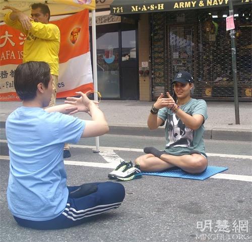 '图3:Janeajarel(右一)在学炼法轮功'