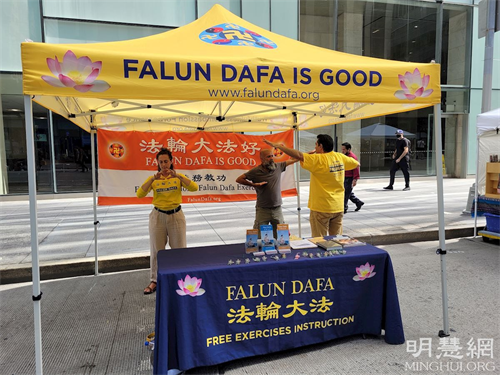 '图5:Felibe(中)在学炼法轮功'