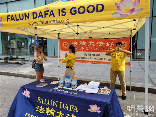 '图6:Hailey(左一)在学炼法轮功'