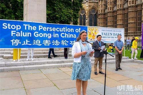 '图8:法轮功学员举行新闻发布会,揭露中共的罪行。'