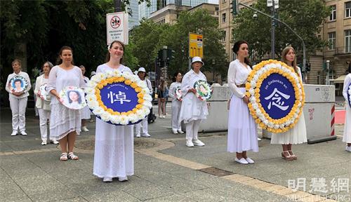 '图3：白衣女子悼念队'