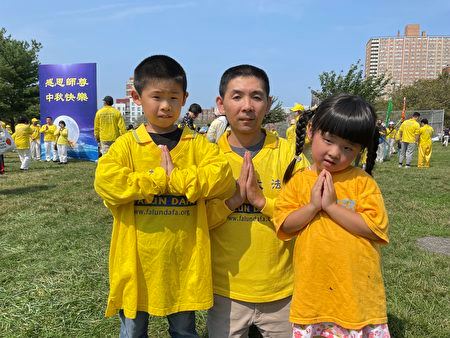 '图5:薛鹏引导两个孩子按真、善、忍做人,孩子听话乖巧。'