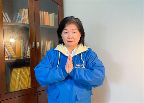 '图2:麦玉姗在法中提高心性,感恩师父的苦心救度。'