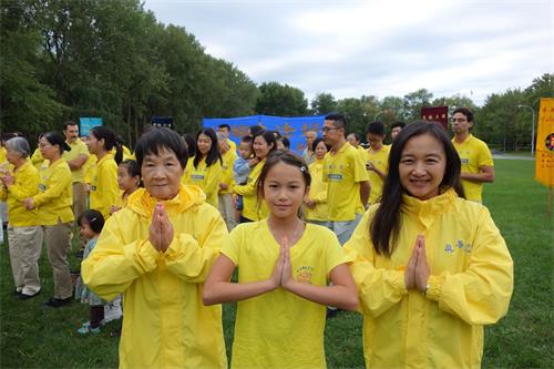 '图2:曾经是颈椎病重症患者的周女士(左)修炼法轮大法后,发生脱胎换骨的变化,她和同修大法的女儿、孙女一同向师父表达感恩。'