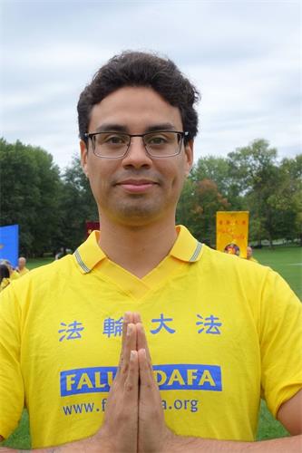 '图3:机械工程专业学生罗贝尔托(Roberto)在修炼法轮大法后,从爱和父母发脾气的叛逆心态,转变成对父母的尊重。'