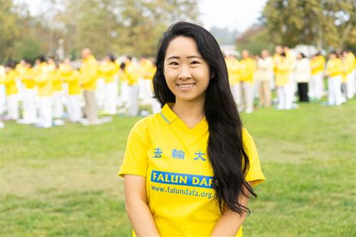 '图3:七岁开始修炼的黄瑶瑶说:“真、善、忍的原则让我在生活中有了指路明灯。”'