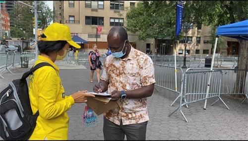 '图2:纽约民众签名支持法轮功反迫害'