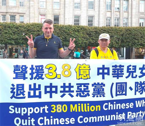 '图7：鲁菲尼（Samuele Ruffini）把这张照片发到了社交网站与朋友们分享，表达对中国三<span