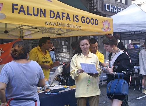 '图3：丽安侬（Rhiannon，右一）在听法轮功学员讲真相。'