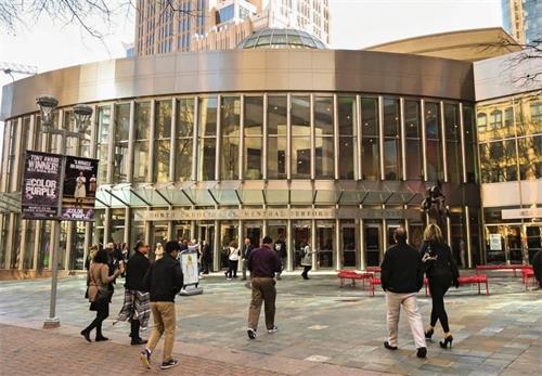 '图6：二零二二年一月八日和九日，神韵世界艺术团在美国北卡州夏洛特市的布卢门撒尔表演艺术中心贝尔克剧院（Belk Theatre of Blumenthal Performing Arts Center）演出三场。观众表示，神韻是传统文化和现代科技的完美结合，让观众获得了参与式的体验，创意非凡。图为贝尔克剧院外景。（大<span