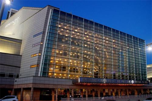 '图7：二零二二年一月四日至九日，神韵北美艺术团在美国佛州迈阿密市艾君爱诗演艺中心（Adrienne Arsht Center for the Performing Arts）演出七场，观众赞叹，演出“史诗般”的恢弘，让西方人了解了真正的中国。图为艾君爱诗演艺中心外景。（大<span