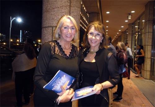 '图8：萨莉·德林克豪斯（Sally Drinkhouse，左）和朋友琼·萨洛蒙（June Salomon，右）一同观看了神韵二零二二年一月四日在迈阿密的演出后，深信神韵正在改变世界。（大<span