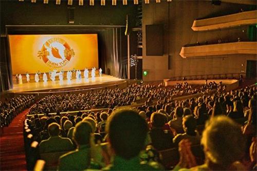 '图9：二零二二年一月五日晚，神韵世界艺术团在北卡格林斯伯勒市（Greensboro）的史蒂文丹吉尔表演艺术中心（Steven Tanger Center for the Performing Arts）上演第二场演出，多位北卡剧院的捐款人与家人慕名前来观看。图为当晚演出谢幕照片。（新<span