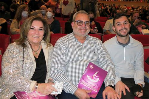 '图10：格林斯伯勒剧院的捐款人马克·菲尔兹医生（Marc Fields）与太太和儿子。（大<span