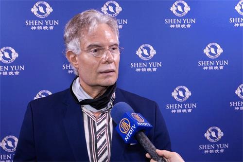 '图12：二零二二年一月七日，胡里奥·希林（Julio Shilling）在佛州迈阿密观赏了神韵演出。（新<span