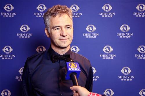 '图13：二零二二年一月七日，德国前跳水冠军鲍里斯·利特佐夫（Boris Lietzow）在德国科隆圆顶音乐厅观看了美国神韵环球艺术团的演出。（新<span