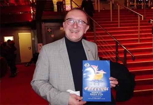 '图14：二零二二年一月八日下午，德国西部著名的影评家乌维·米斯（Uwe Mies）在科隆圆顶音乐厅（Musical Dome Köln）观看了神韵演出。（大<span