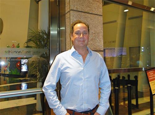 '图15：著名保健品公司科学信息部总裁斯科特·福格尔（Scott Fogle）医生说，演出让他感受到祥和欢欣，一种置身于尘世外的感觉，非常美好。（大<span