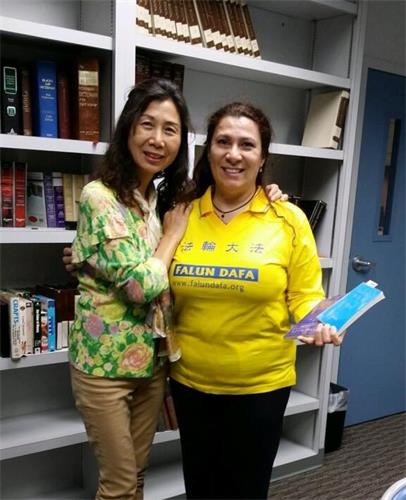 '图:在洪法班,学员陈女士(左一)和布兰卡女士(右一)合照。'