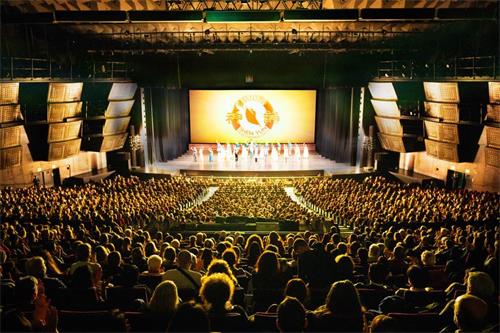 '图1：二零二二年一月十四日至十六日，神韵环球艺术团在法国巴黎国际会议中心上演了四场演出。虽然法国正面临第五波疫情高峰期，但却挡不住观众观看神韵的热情，他们感谢神韵重返巴黎，带来如此美丽的艺术。图为十六日演出的谢幕照。（大<span