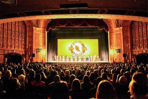 '图2：二零二二年一月十四日至十六日，神韵世界艺术团在美国底特律歌剧院（Detroit Opera House）上演了四场演出。很多观众感谢神韵的演出给这个社会带来的正面影响，给疫情压力下的人们带来了希望。图为十五日演出的谢幕照。（大<span