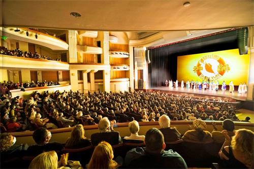 '图3：二零二二年一月十三日至十七日，神韵纽约艺术团在美国加州圣地亚哥北郡艾斯康迪都的加州艺术中心（California Center for the Arts，Escondido）上演了六场演出。图为十五日演出的谢幕照。（大<span