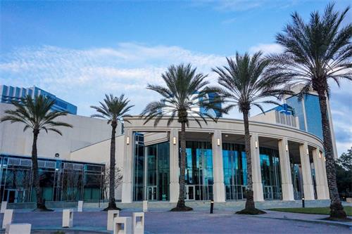 '图6：二零二二年一月十二日和十三日，神韵北美艺术团在美国佛州杰克逊维尔市时代联合表演艺术中心上演了两场演出。图为剧院外景。（大<span