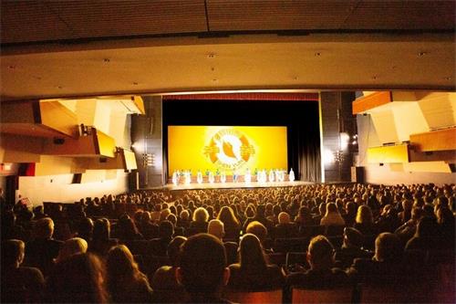 '图7：二零二二年一月十五日，冬季风暴袭击美国中西部，给阿肯色州小石城带来低温与雨雪，但恶劣天气并未阻挡人们前往鲁宾逊表演厅（Robinson Performance Hall）观看神韵演出。神韵巡回艺术团在美国小石城的两场演出均爆满。（大<span