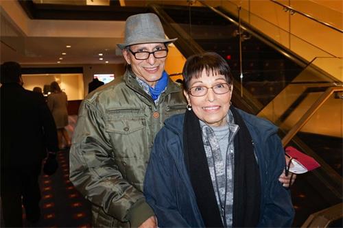 '图8：二零二二年一月十五日下午，美国军人遗孀艾米丽·约克（Emily York）在儿子查尔斯·古鲁尼恩（Charles Gurunian）陪伴下来到小石城鲁宾逊表演厅观赏了神韵演出。（大<span