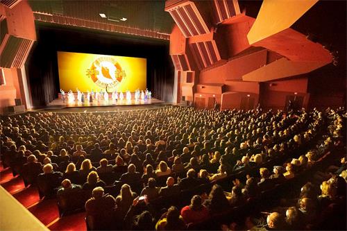 '图1：二零二一年十二月三十日至二零二二年一月一日，神韵国际艺术团跨年、在加州橙县柯斯塔梅莎表演艺术中心上演四场演出，均大爆满。图为十二月三十日晚首场演出爆满盛况。（大<span