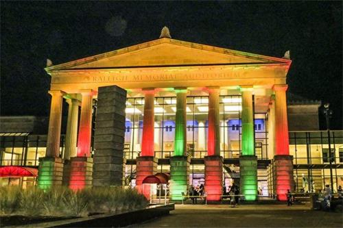 '图4：二零二一年十二月三十一日至二零二二年一月一日，神韵世界艺术团在美国北卡杜克能源中心罗利纪念礼堂（Raleigh Memorial Auditorium Duke Energy Center）上演三场演出。图为剧院外景。（大<span