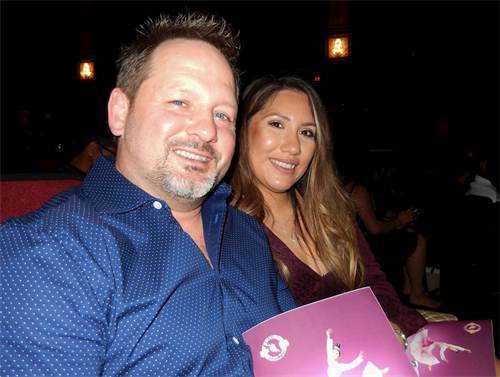 '图8：二零二二年一月一日晚，网路媒体公司老板李·卡罗尔（Lee Carroll）先生与未婚妻乔安娜·布埃诺（Joanna Bueno）女士一同观看了神韵世界艺术团在美国罗利杜克能源中心罗利纪念礼堂的演出。（大<span