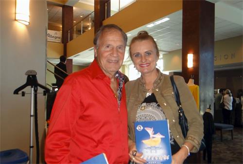 '图9：电影公司执行长马蒂奥·库奇亚拉（Matteo Cucchiara）偕太太观看了神韵演出后，表示神韵是永远看不够的演出。（大<span