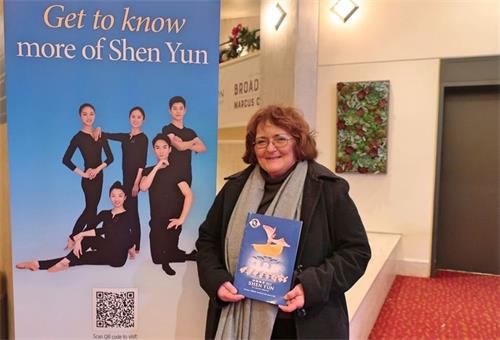 '图10：二零二二年一月二日下午，戴安·里希特（Diane Richter）观看了神韵新纪元艺术团在威斯康星州密尔沃基市马库斯表演艺术中心的演出后，惊喜地发现困扰她半生的疼痛消失了。（大<span