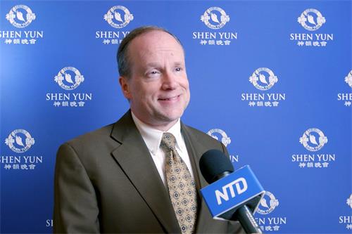 '图11：二零二一年十二月三十一日，约翰·胡德（John Hood）在北卡州杜克能源中心罗利纪念礼堂（Raleigh Memorial Auditorium Duke Energy Center）观赏了神韵世界艺术团在当地的首场演出后，对舞蹈所展现的内涵赞叹不已。（新<span