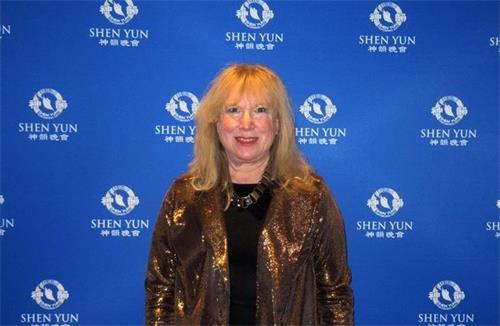 '图12：房地产集团CEO莎朗·麦克莱特（Sharon McCright）在观赏神韵后感动地说：“演出美不胜收，音乐把你带入另一时空，就像到了人世之外。”（大<span