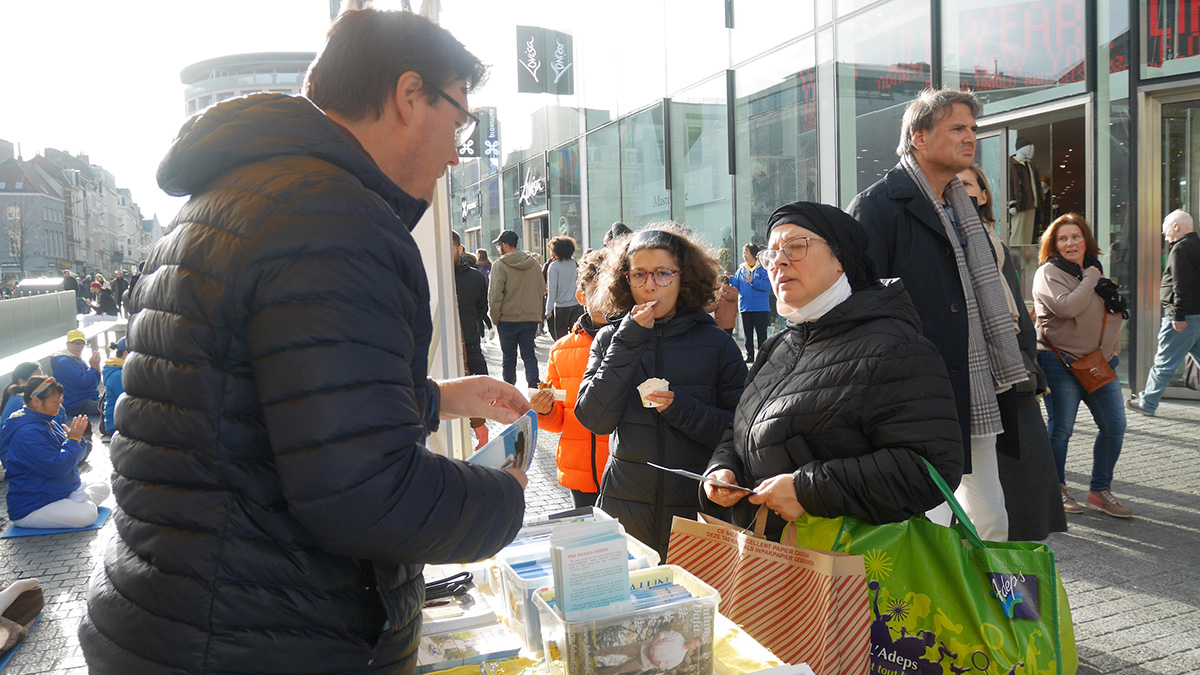 比利时民众举办活动 声援四亿人退出中共 6 2022 11 8 belgium brussels 02