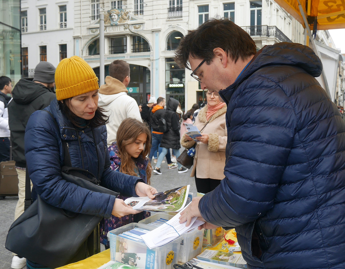 比利时民众举办活动 声援四亿人退出中共 9 2022 11 8 belgium brussels 05