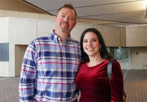 '图5：丽莎⋅基尔戈尔（Lisa Kilgore）和丈夫丹尼⋅基尔戈尔（Denny Kilgore）。她鼓励所有人都来看神韵，因为她知道神韵能疗愈。（大<span