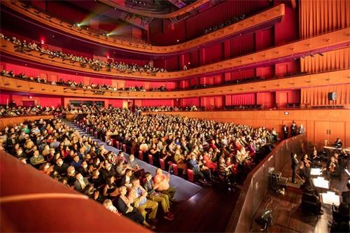 '图4：二零二二年二月十八日至二十日，神韵新纪元艺术团在德州圣安东尼奥特宾表演艺术中心（Tobin Center for the Performing Arts）上演了五场演出，票房均爆满。图为二十日最后一场演出的谢幕照。（新<span