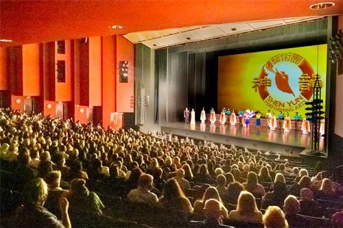 '图3：二零二二年二月十五日和十六日晚，神韵巡回艺术团在美国南卡州首府哥伦比亚的宼格艺术中心（Koger Center for the Arts）上演了二场演出。图为十六日演出的谢幕照。（大<span