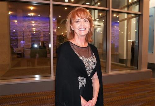 '图8：舞蹈学校创办人桑德拉⋅琼斯（Sandra Jones）于二零二二年二月十五日观赏了神韵新纪元艺术团在德州考珀斯-克里斯蒂瑟林纳剧院的演出。（大<span